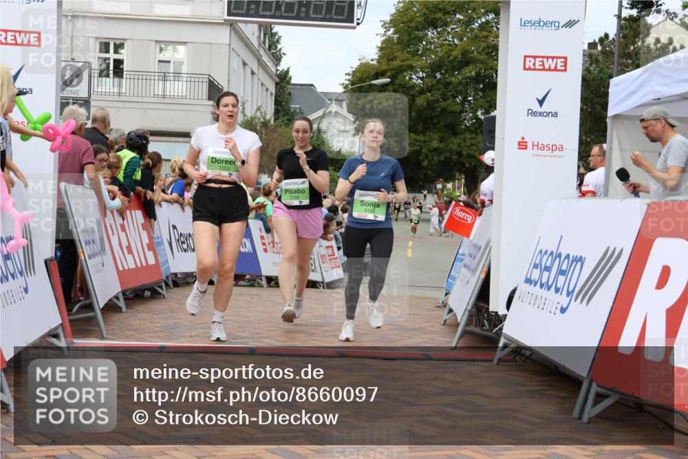 31.08.2025 - 21. Blankeneser Heldenlauf Strokosch-Dieckow http://msf.ph/oto/8660097 31.08.2025 11:35:40 Ziel 3153, 3158, 3155 meine-sportfotos.de
