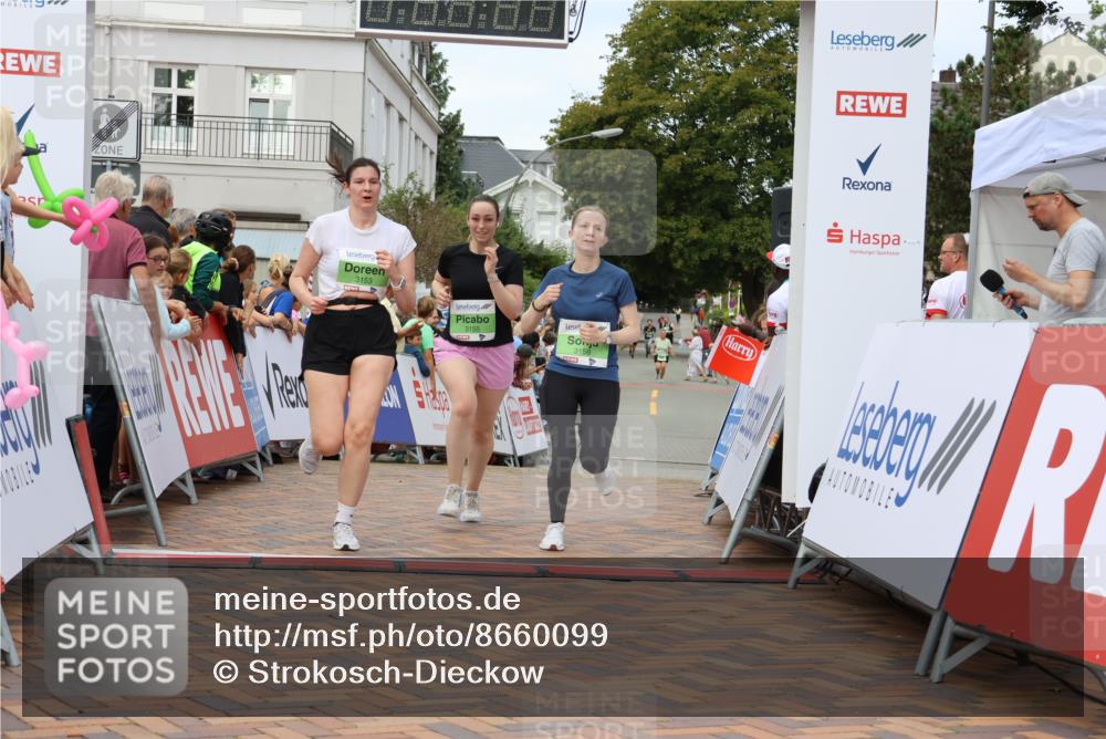 31.08.2025 - 21. Blankeneser Heldenlauf Strokosch-Dieckow http://msf.ph/oto/8660099 31.08.2025 11:35:40 Ziel 3153, 3158, 3155 meine-sportfotos.de