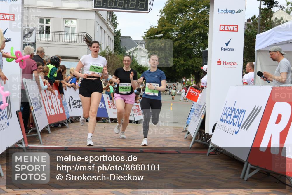 31.08.2025 - 21. Blankeneser Heldenlauf Strokosch-Dieckow http://msf.ph/oto/8660101 31.08.2025 11:35:40 Ziel 3153, 3158, 3155 meine-sportfotos.de