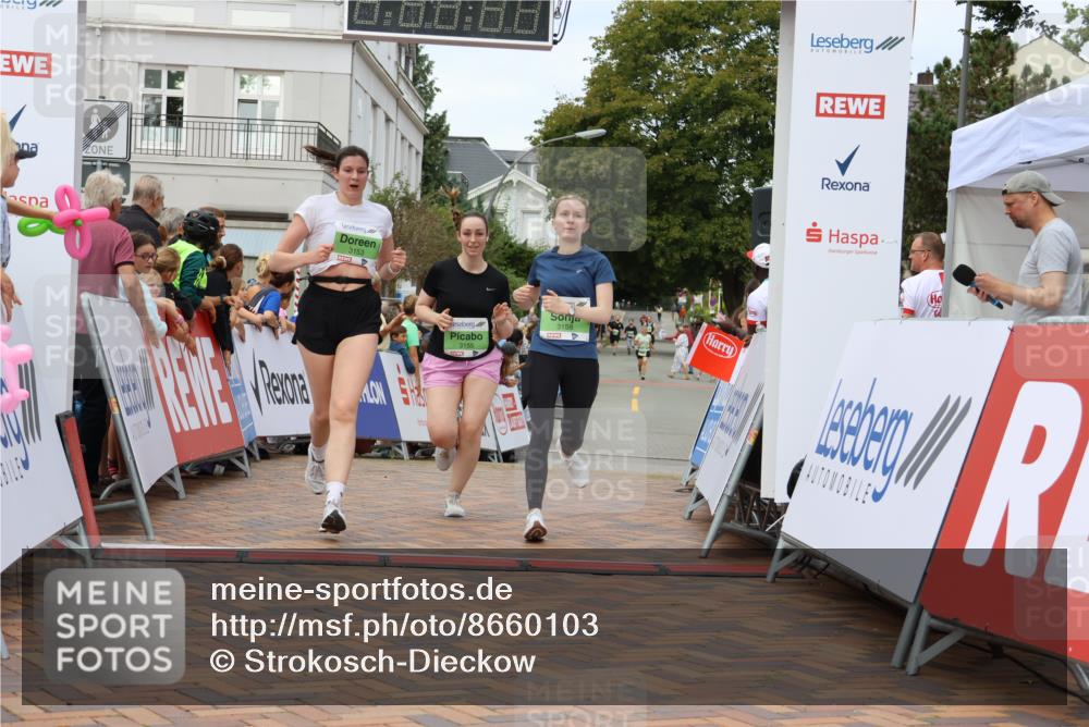 31.08.2025 - 21. Blankeneser Heldenlauf Strokosch-Dieckow http://msf.ph/oto/8660103 31.08.2025 11:35:40 Ziel 3153, 3158, 3155 meine-sportfotos.de