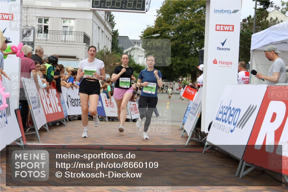 31.08.2025 - 21. Blankeneser Heldenlauf Strokosch-Dieckow http://msf.ph/oto/8660109 31.08.2025 11:35:40 Ziel 3153, 3158, 3155 meine-sportfotos.de