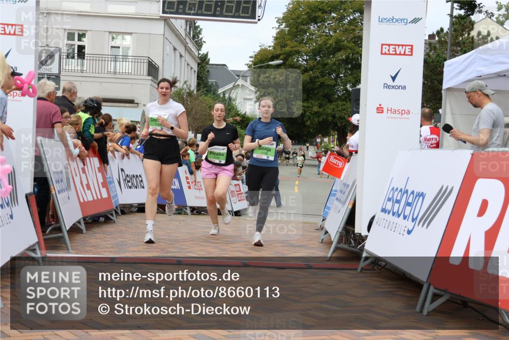 31.08.2025 - 21. Blankeneser Heldenlauf Strokosch-Dieckow http://msf.ph/oto/8660113 31.08.2025 11:35:40 Ziel 3153, 3158, 3155 meine-sportfotos.de