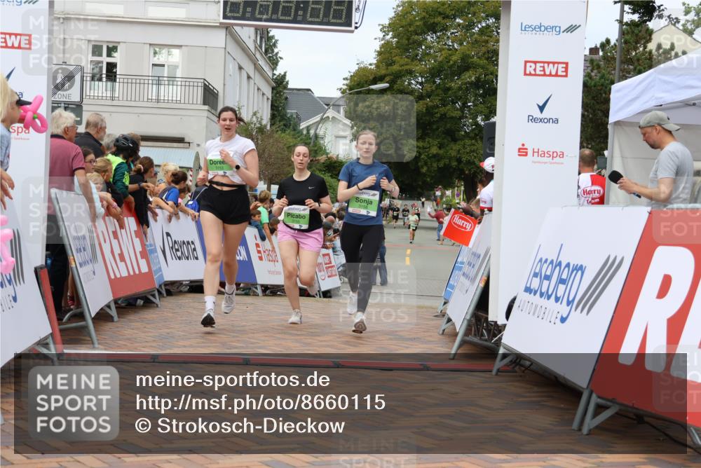 31.08.2025 - 21. Blankeneser Heldenlauf Strokosch-Dieckow http://msf.ph/oto/8660115 31.08.2025 11:35:40 Ziel 3153, 3158, 3155 meine-sportfotos.de