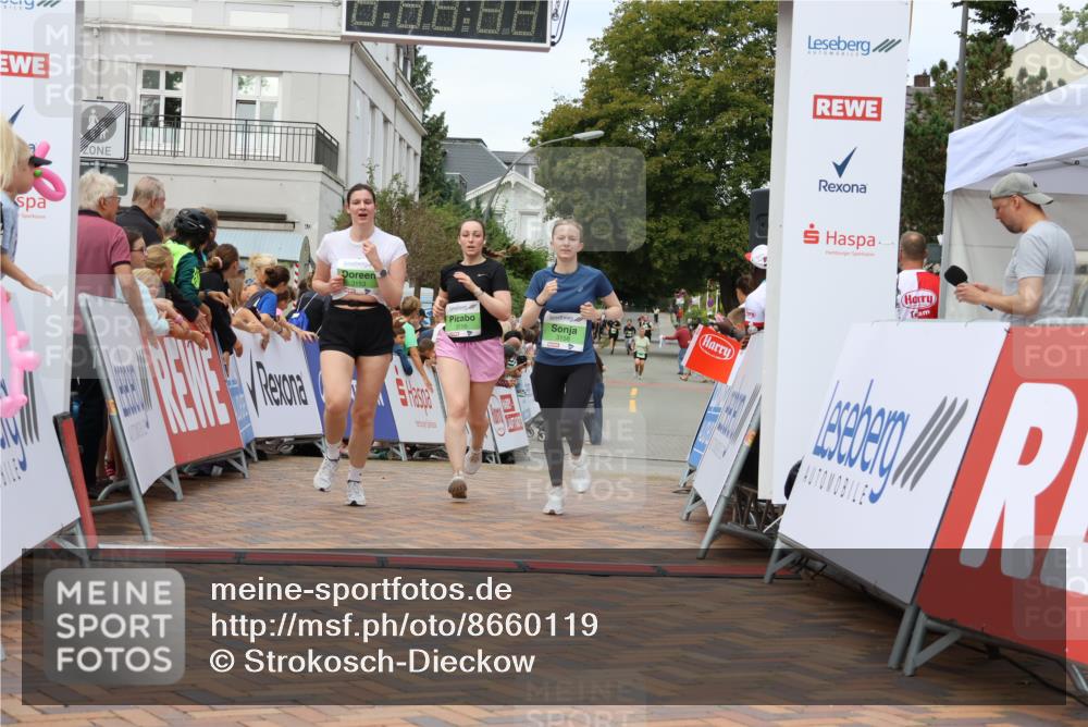 31.08.2025 - 21. Blankeneser Heldenlauf Strokosch-Dieckow http://msf.ph/oto/8660119 31.08.2025 11:35:40 Ziel 3153, 3158, 3155 meine-sportfotos.de
