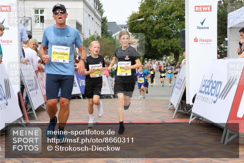 31.08.2025 - 21. Blankeneser Heldenlauf Strokosch-Dieckow http://msf.ph/oto/8660311 31.08.2025 10:25:55 Ziel 2342, 2472, 2070, 2241, 2243 meine-sportfotos.de