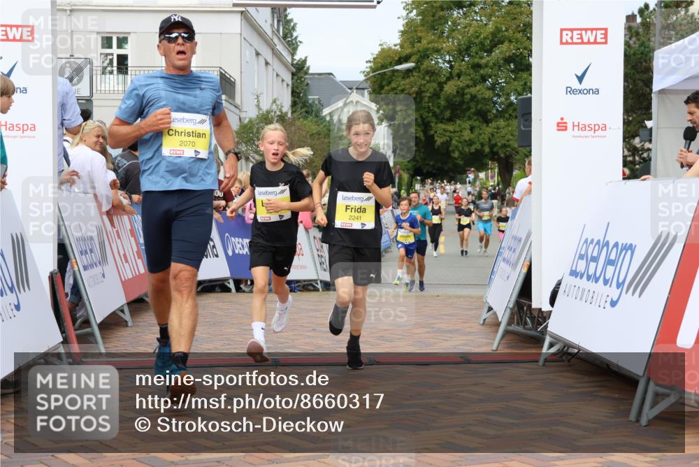 31.08.2025 - 21. Blankeneser Heldenlauf Strokosch-Dieckow http://msf.ph/oto/8660317 31.08.2025 10:25:55 Ziel 2342, 2472, 2070, 2241, 2243 meine-sportfotos.de