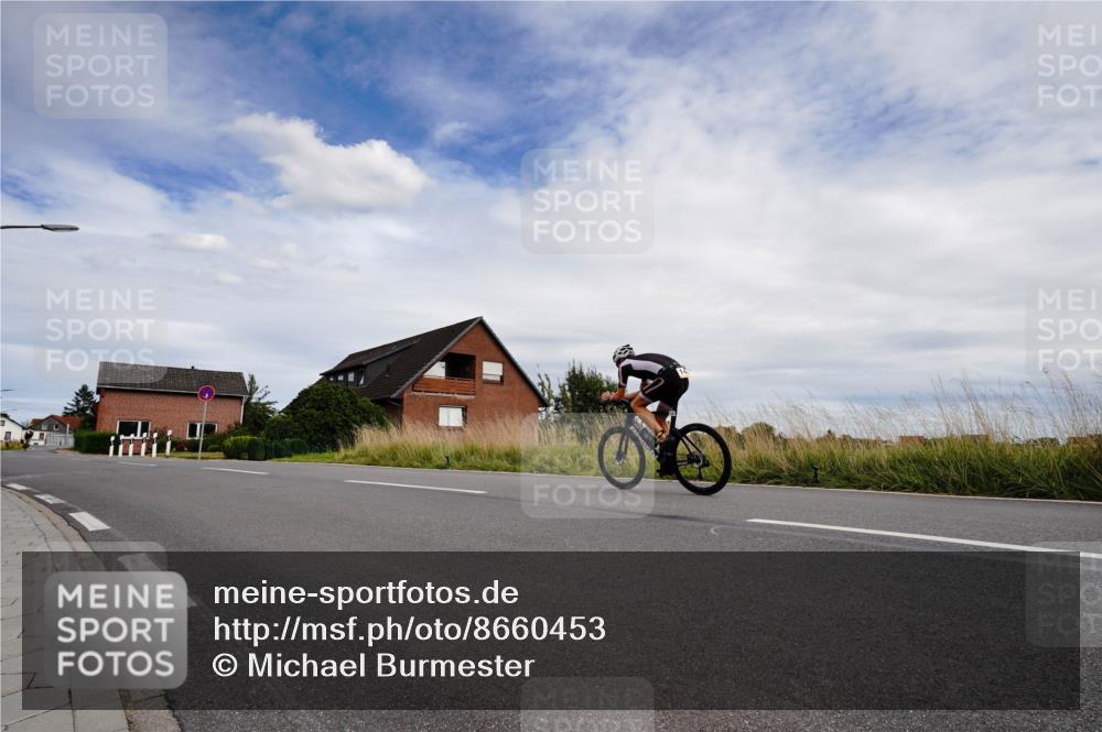 31.08.2025 - Elbe Triathlon Hamburg Michael Burmester http://msf.ph/oto/8660453 31.08.2025 15:15:06 Radfahren  meine-sportfotos.de