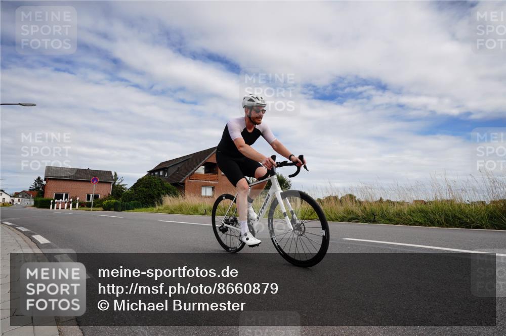 31.08.2025 - Elbe Triathlon Hamburg Michael Burmester http://msf.ph/oto/8660879 31.08.2025 15:42:27 Radfahren  meine-sportfotos.de