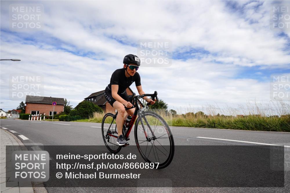 31.08.2025 - Elbe Triathlon Hamburg Michael Burmester http://msf.ph/oto/8660897 31.08.2025 15:43:40 Radfahren  meine-sportfotos.de