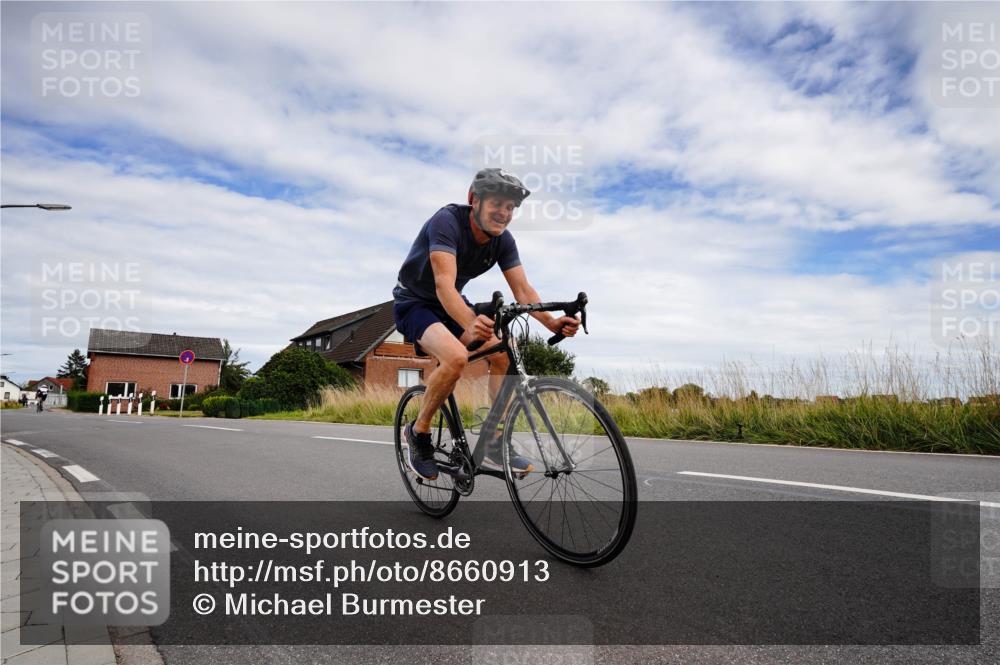 31.08.2025 - Elbe Triathlon Hamburg Michael Burmester http://msf.ph/oto/8660913 31.08.2025 15:44:34 Radfahren  meine-sportfotos.de