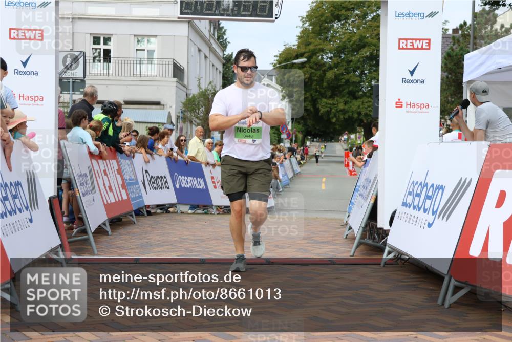 31.08.2025 - 21. Blankeneser Heldenlauf Strokosch-Dieckow http://msf.ph/oto/8661013 31.08.2025 11:28:21 Ziel 3449, 3448 meine-sportfotos.de
