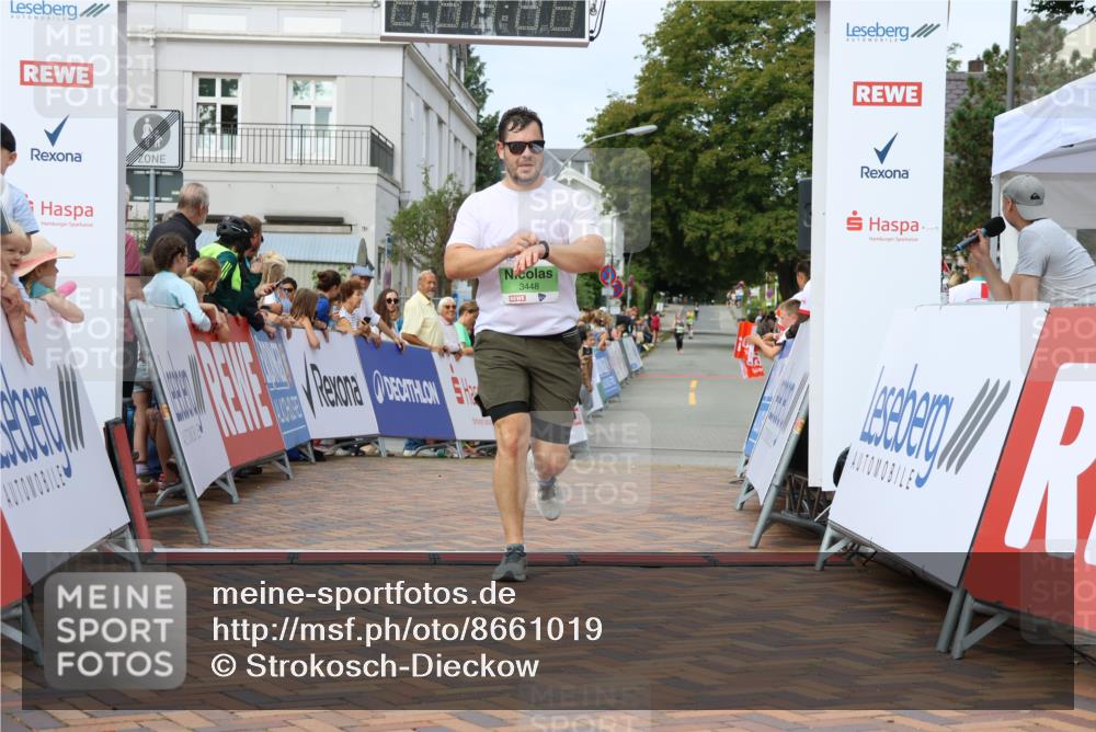 31.08.2025 - 21. Blankeneser Heldenlauf Strokosch-Dieckow http://msf.ph/oto/8661019 31.08.2025 11:28:21 Ziel 3449, 3448 meine-sportfotos.de