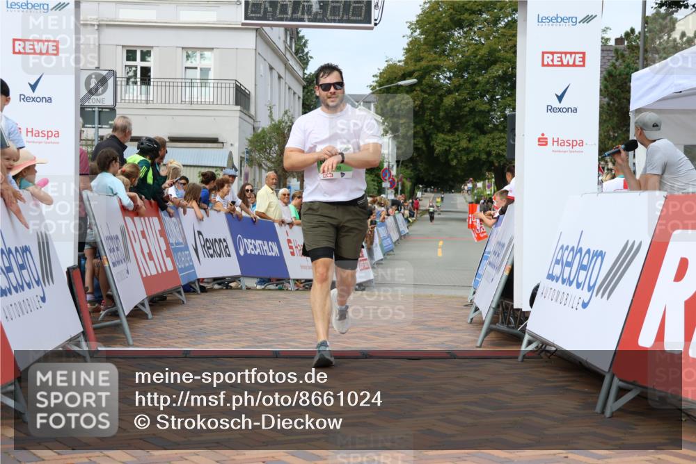 31.08.2025 - 21. Blankeneser Heldenlauf Strokosch-Dieckow http://msf.ph/oto/8661024 31.08.2025 11:28:21 Ziel 3449, 3448 meine-sportfotos.de