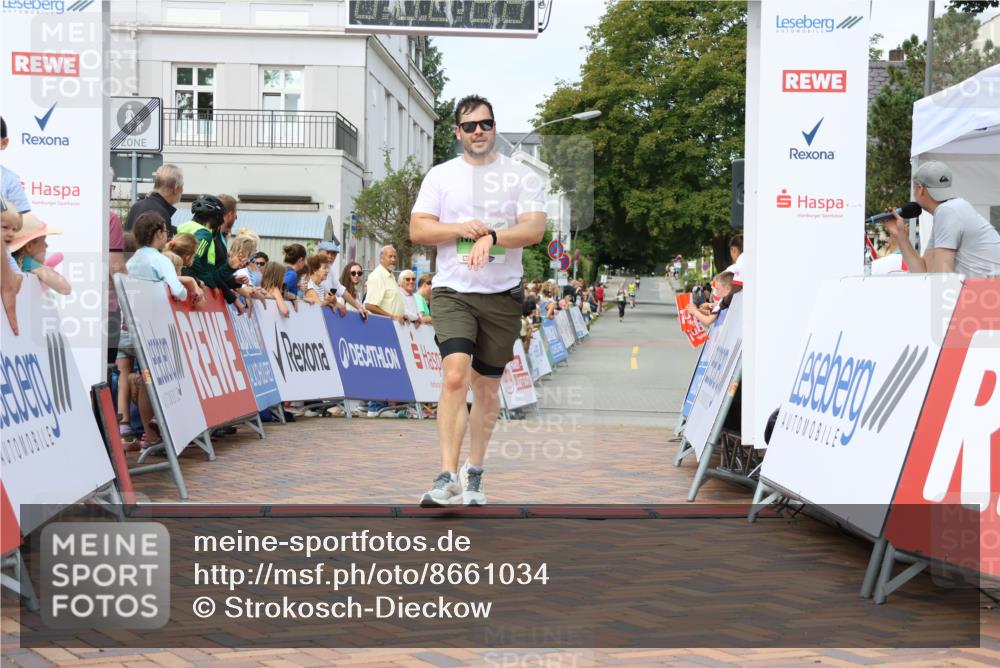 31.08.2025 - 21. Blankeneser Heldenlauf Strokosch-Dieckow http://msf.ph/oto/8661034 31.08.2025 11:28:20 Ziel 3449, 3448 meine-sportfotos.de