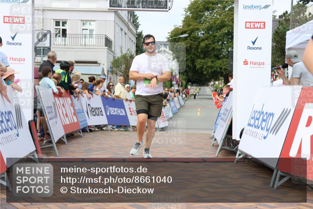 31.08.2025 - 21. Blankeneser Heldenlauf Strokosch-Dieckow http://msf.ph/oto/8661040 31.08.2025 11:28:20 Ziel 3449, 3448 meine-sportfotos.de