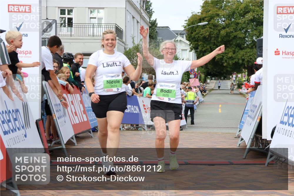 31.08.2025 - 21. Blankeneser Heldenlauf Strokosch-Dieckow http://msf.ph/oto/8661212 31.08.2025 11:27:04 Ziel 3575, 3574 meine-sportfotos.de