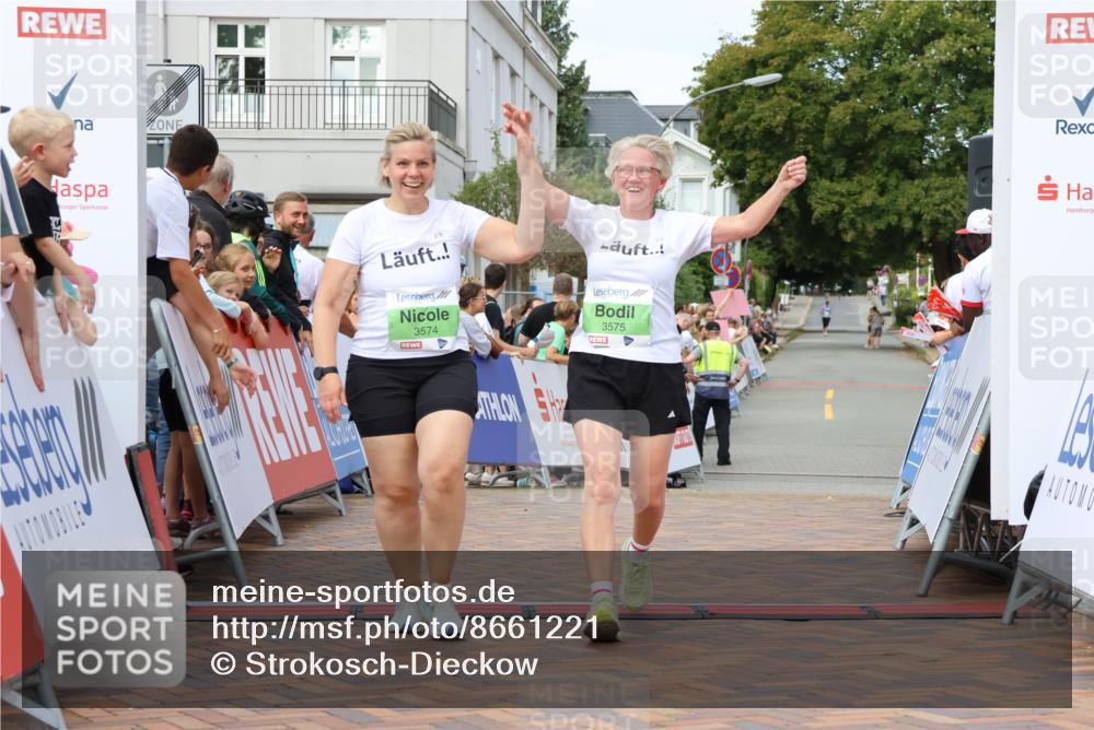 31.08.2025 - 21. Blankeneser Heldenlauf Strokosch-Dieckow http://msf.ph/oto/8661221 31.08.2025 11:27:04 Ziel 3575, 3574 meine-sportfotos.de