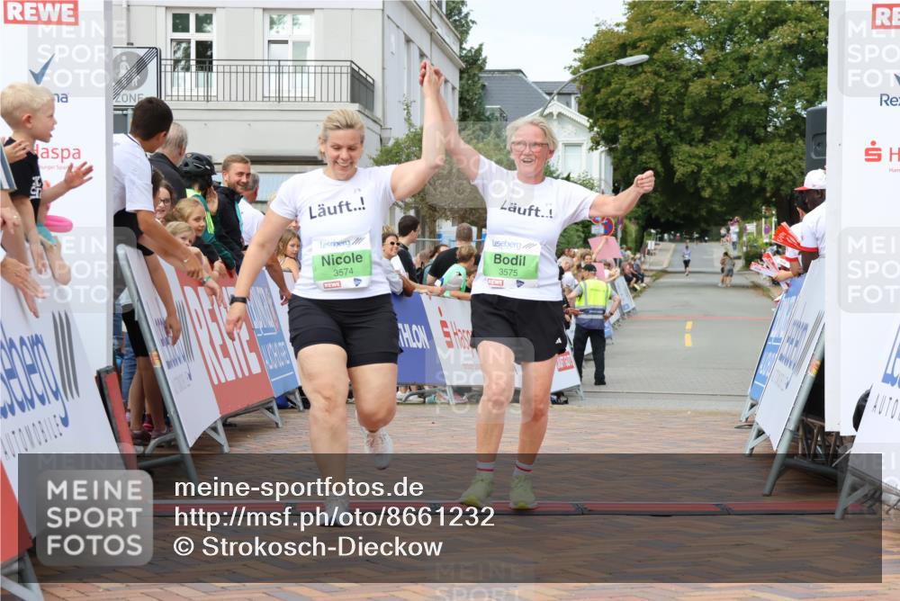 31.08.2025 - 21. Blankeneser Heldenlauf Strokosch-Dieckow http://msf.ph/oto/8661232 31.08.2025 11:27:04 Ziel 3575, 3574 meine-sportfotos.de