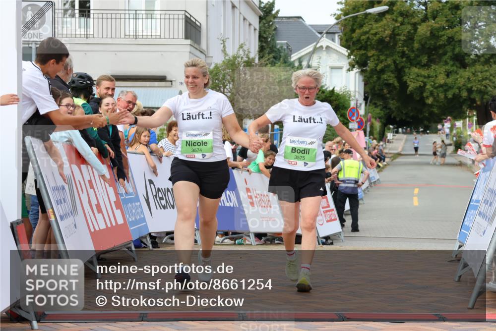 31.08.2025 - 21. Blankeneser Heldenlauf Strokosch-Dieckow http://msf.ph/oto/8661254 31.08.2025 11:27:03 Ziel 3575, 3574 meine-sportfotos.de
