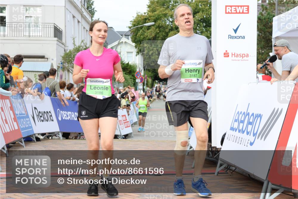 31.08.2025 - 21. Blankeneser Heldenlauf Strokosch-Dieckow http://msf.ph/oto/8661596 31.08.2025 11:23:38 Ziel 3186, 3187 meine-sportfotos.de