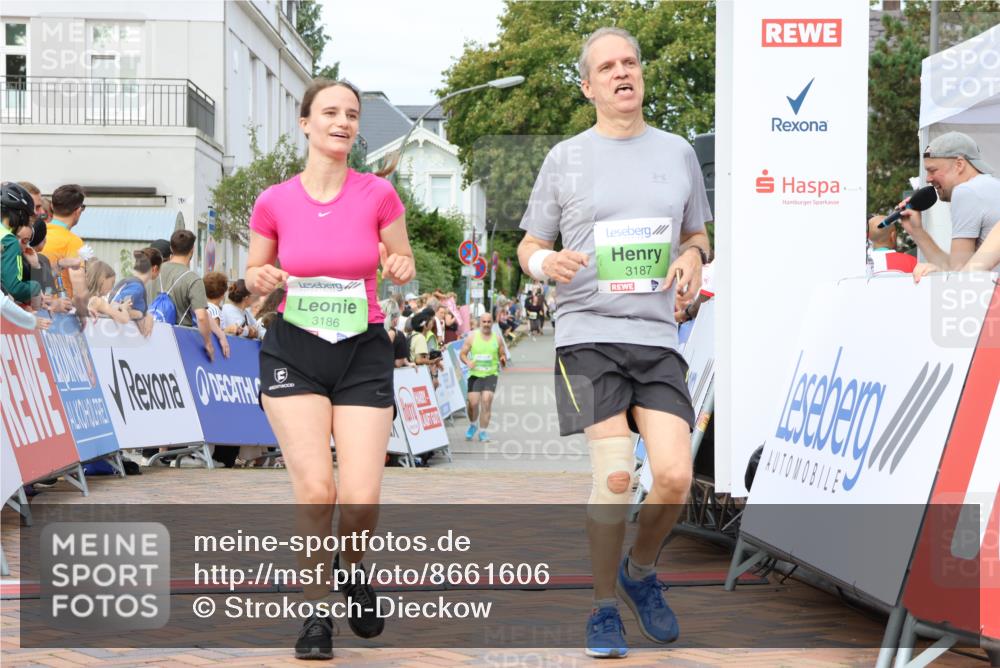 31.08.2025 - 21. Blankeneser Heldenlauf Strokosch-Dieckow http://msf.ph/oto/8661606 31.08.2025 11:23:38 Ziel 3186, 3187 meine-sportfotos.de