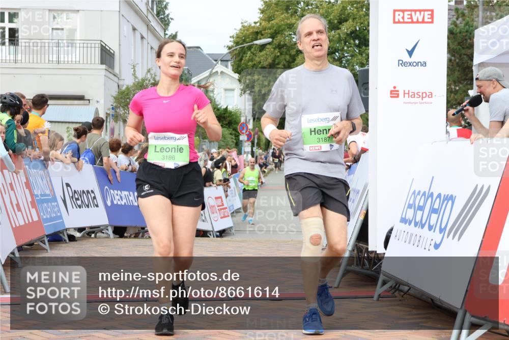 31.08.2025 - 21. Blankeneser Heldenlauf Strokosch-Dieckow http://msf.ph/oto/8661614 31.08.2025 11:23:38 Ziel 3186, 3187 meine-sportfotos.de
