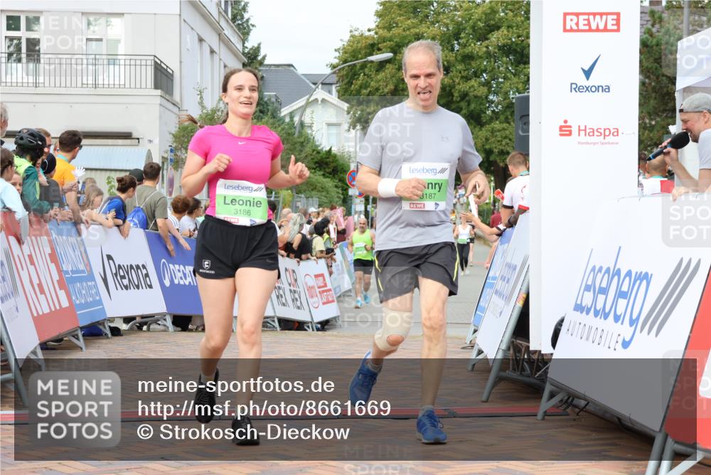 31.08.2025 - 21. Blankeneser Heldenlauf Strokosch-Dieckow http://msf.ph/oto/8661669 31.08.2025 11:23:38 Ziel 3186, 3187 meine-sportfotos.de