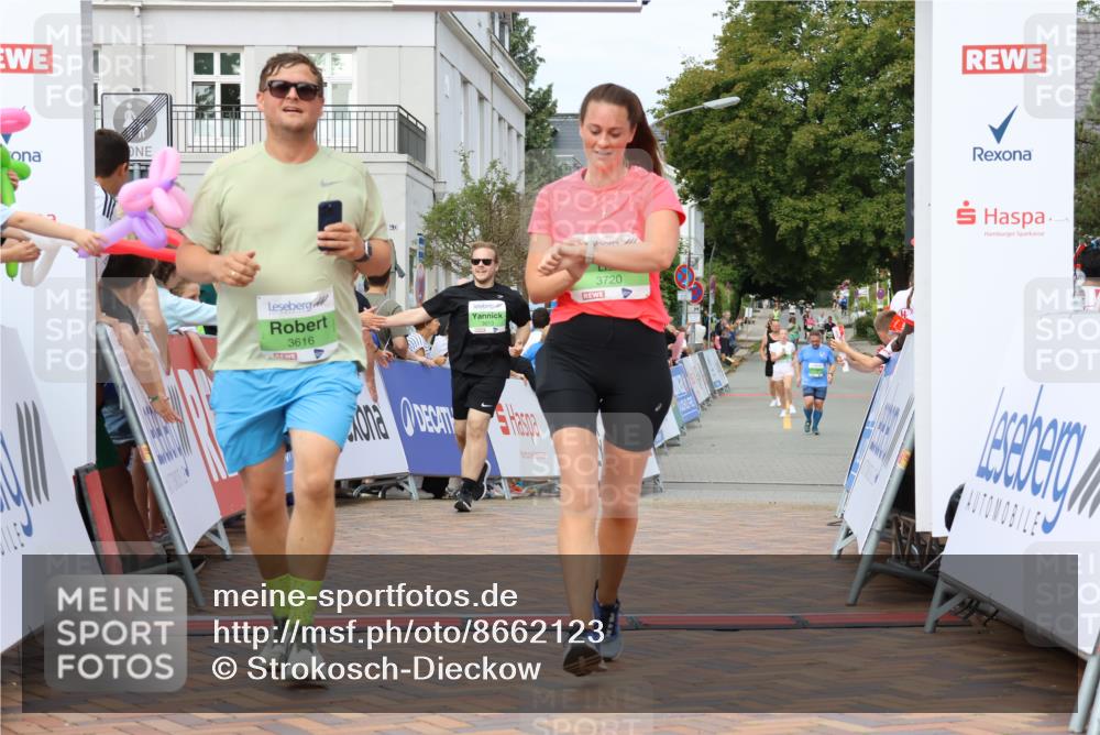 31.08.2025 - 21. Blankeneser Heldenlauf Strokosch-Dieckow http://msf.ph/oto/8662123 31.08.2025 11:22:40 Ziel 3613, 3616, 3720 meine-sportfotos.de