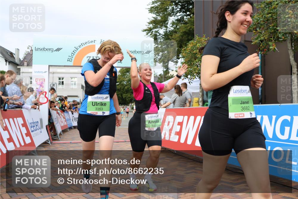 31.08.2025 - 21. Blankeneser Heldenlauf Strokosch-Dieckow http://msf.ph/oto/8662235 31.08.2025 11:22:28 Ziel 3682, 3351, 3353 meine-sportfotos.de