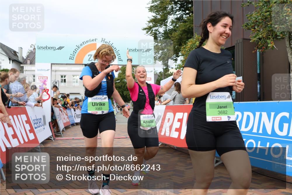 31.08.2025 - 21. Blankeneser Heldenlauf Strokosch-Dieckow http://msf.ph/oto/8662243 31.08.2025 11:22:28 Ziel 3682, 3351, 3353 meine-sportfotos.de