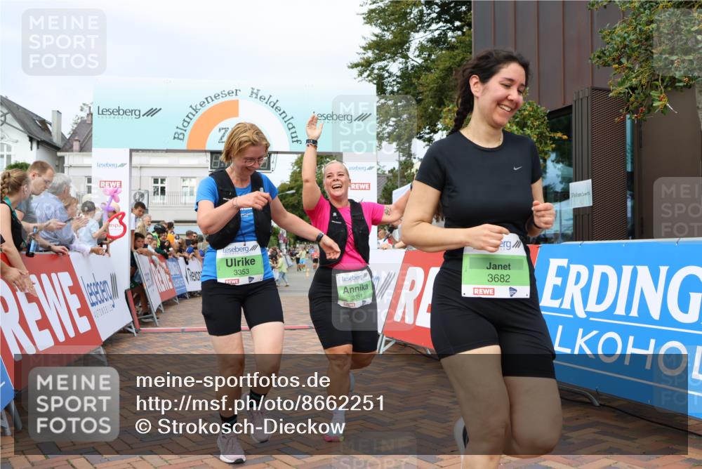 31.08.2025 - 21. Blankeneser Heldenlauf Strokosch-Dieckow http://msf.ph/oto/8662251 31.08.2025 11:22:28 Ziel 3682, 3351, 3353 meine-sportfotos.de