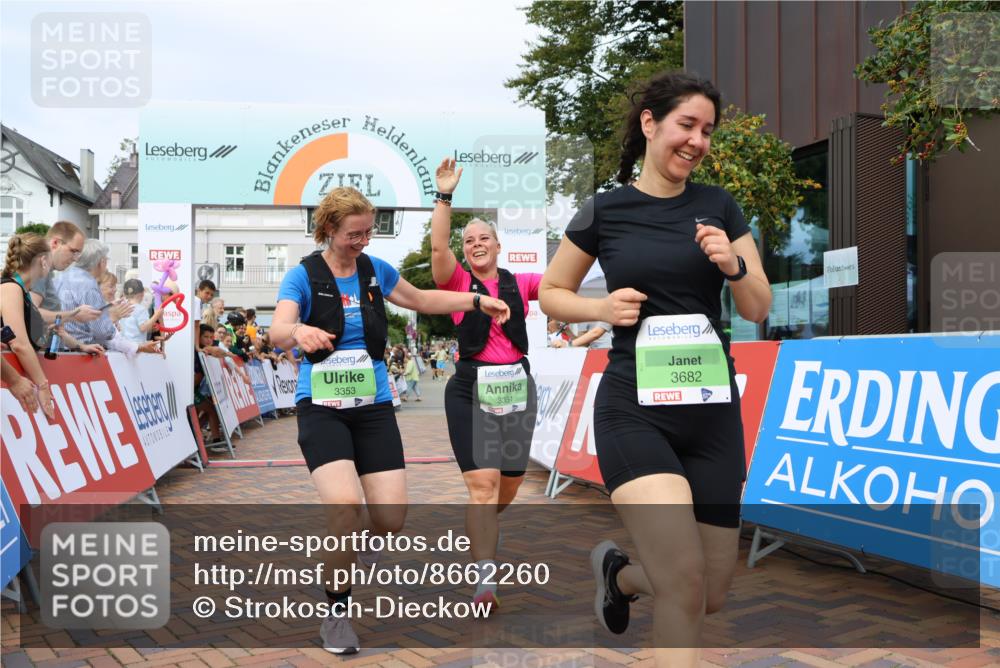 31.08.2025 - 21. Blankeneser Heldenlauf Strokosch-Dieckow http://msf.ph/oto/8662260 31.08.2025 11:22:28 Ziel 3682, 3351, 3353 meine-sportfotos.de