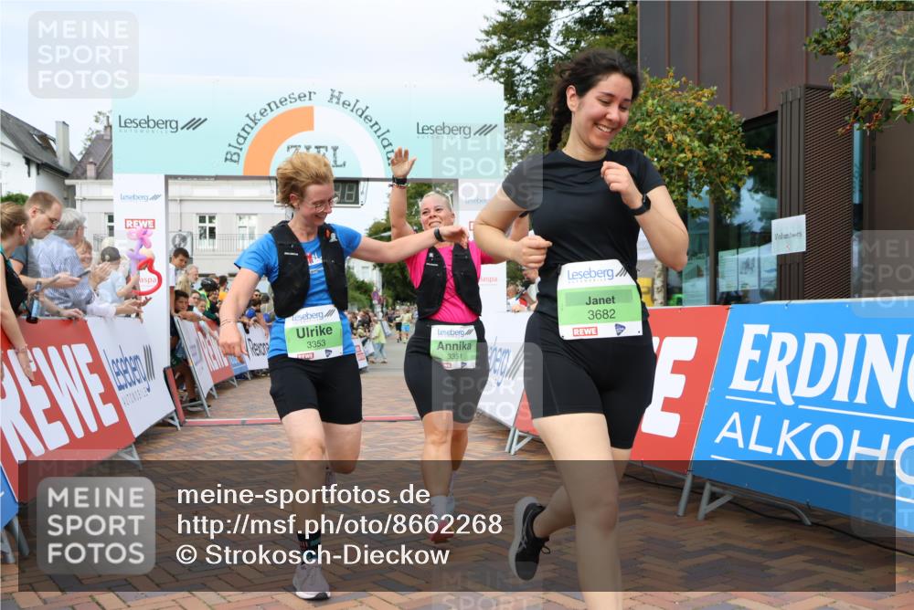 31.08.2025 - 21. Blankeneser Heldenlauf Strokosch-Dieckow http://msf.ph/oto/8662268 31.08.2025 11:22:27 Ziel 3682, 3351, 3353 meine-sportfotos.de
