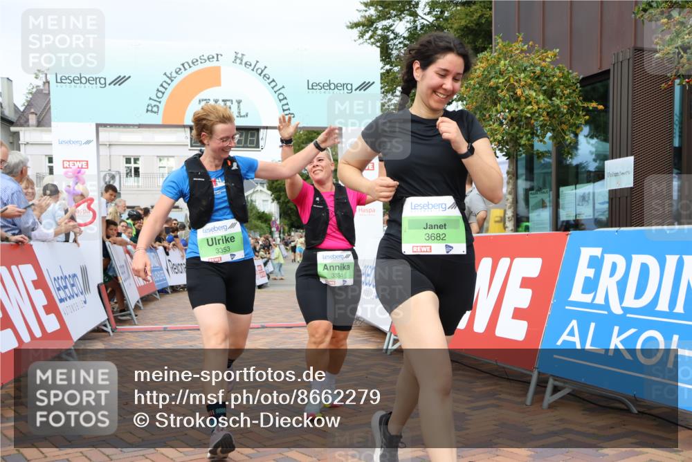 31.08.2025 - 21. Blankeneser Heldenlauf Strokosch-Dieckow http://msf.ph/oto/8662279 31.08.2025 11:22:27 Ziel 3682, 3351, 3353 meine-sportfotos.de