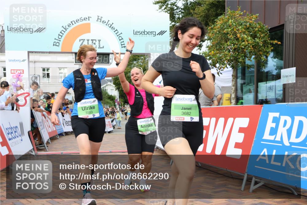 31.08.2025 - 21. Blankeneser Heldenlauf Strokosch-Dieckow http://msf.ph/oto/8662290 31.08.2025 11:22:27 Ziel 3682, 3351, 3353 meine-sportfotos.de