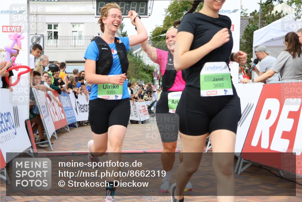 31.08.2025 - 21. Blankeneser Heldenlauf Strokosch-Dieckow http://msf.ph/oto/8662319 31.08.2025 11:22:27 Ziel 3682, 3351, 3353 meine-sportfotos.de