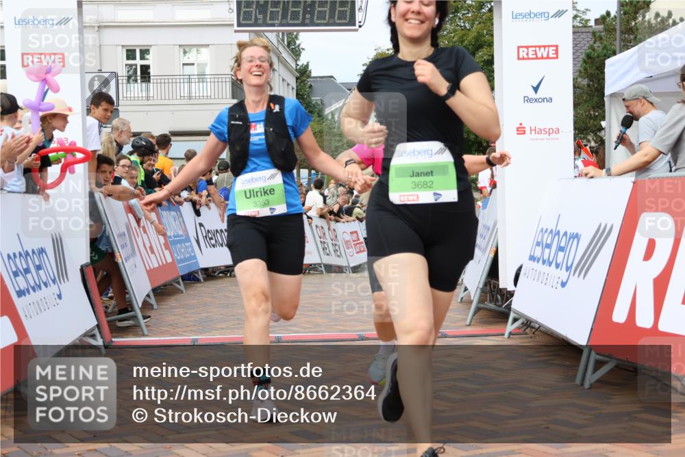 31.08.2025 - 21. Blankeneser Heldenlauf Strokosch-Dieckow http://msf.ph/oto/8662364 31.08.2025 11:22:27 Ziel 3682, 3351, 3353 meine-sportfotos.de