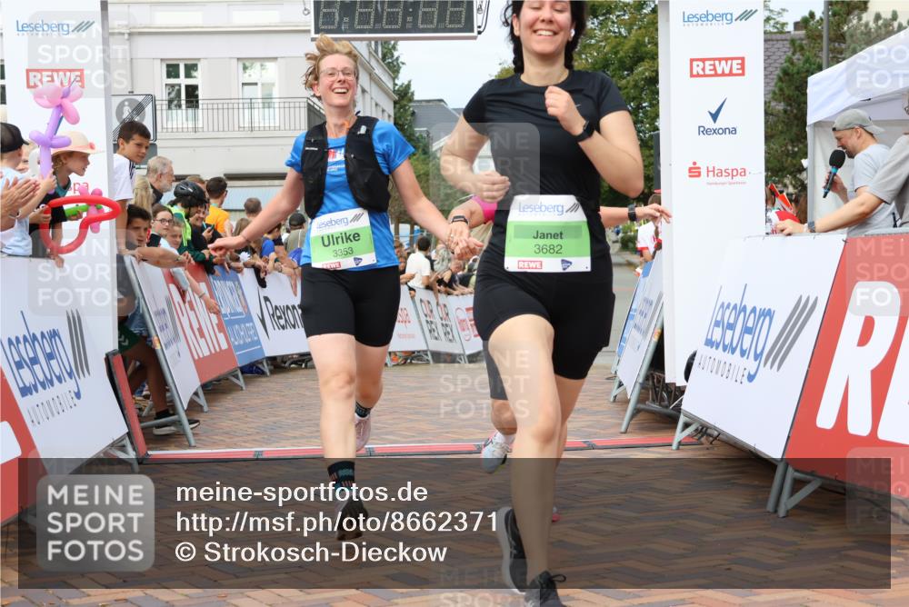 31.08.2025 - 21. Blankeneser Heldenlauf Strokosch-Dieckow http://msf.ph/oto/8662371 31.08.2025 11:22:27 Ziel 3682, 3351, 3353 meine-sportfotos.de