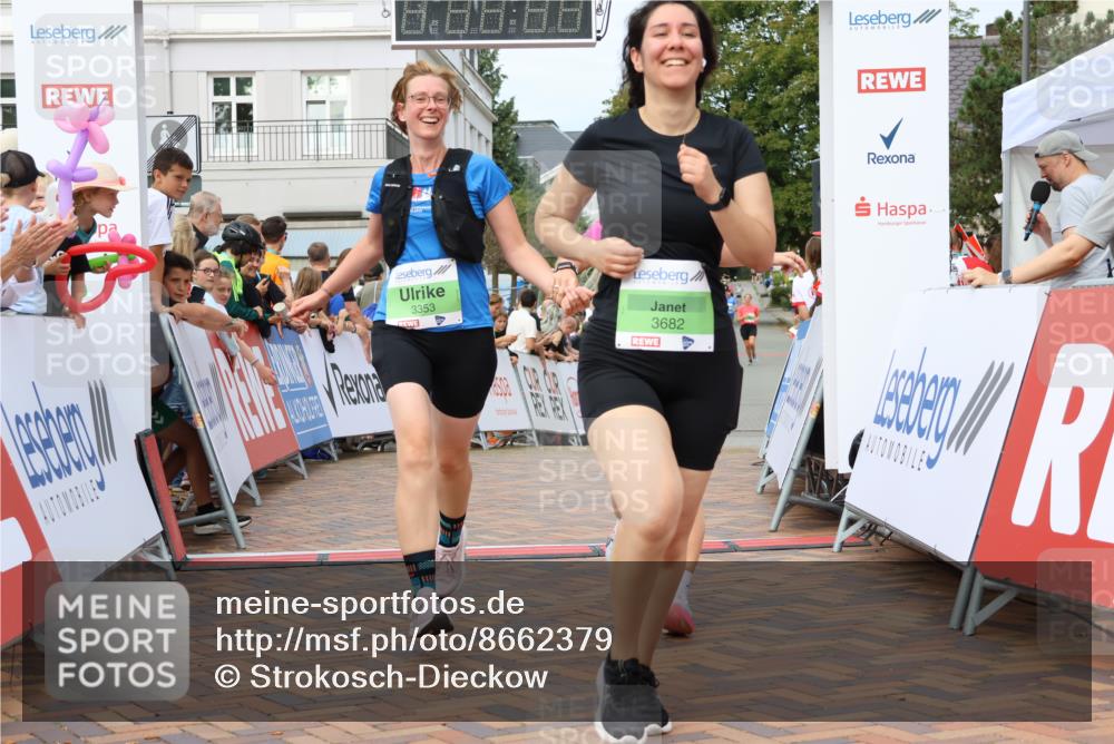 31.08.2025 - 21. Blankeneser Heldenlauf Strokosch-Dieckow http://msf.ph/oto/8662379 31.08.2025 11:22:27 Ziel 3682, 3351, 3353 meine-sportfotos.de
