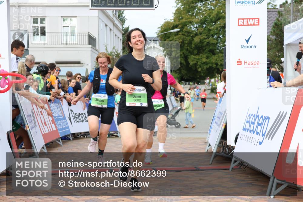 31.08.2025 - 21. Blankeneser Heldenlauf Strokosch-Dieckow http://msf.ph/oto/8662399 31.08.2025 11:22:26 Ziel 3682, 3351, 3353 meine-sportfotos.de