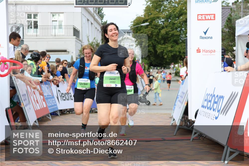 31.08.2025 - 21. Blankeneser Heldenlauf Strokosch-Dieckow http://msf.ph/oto/8662407 31.08.2025 11:22:26 Ziel 3682, 3351, 3353 meine-sportfotos.de