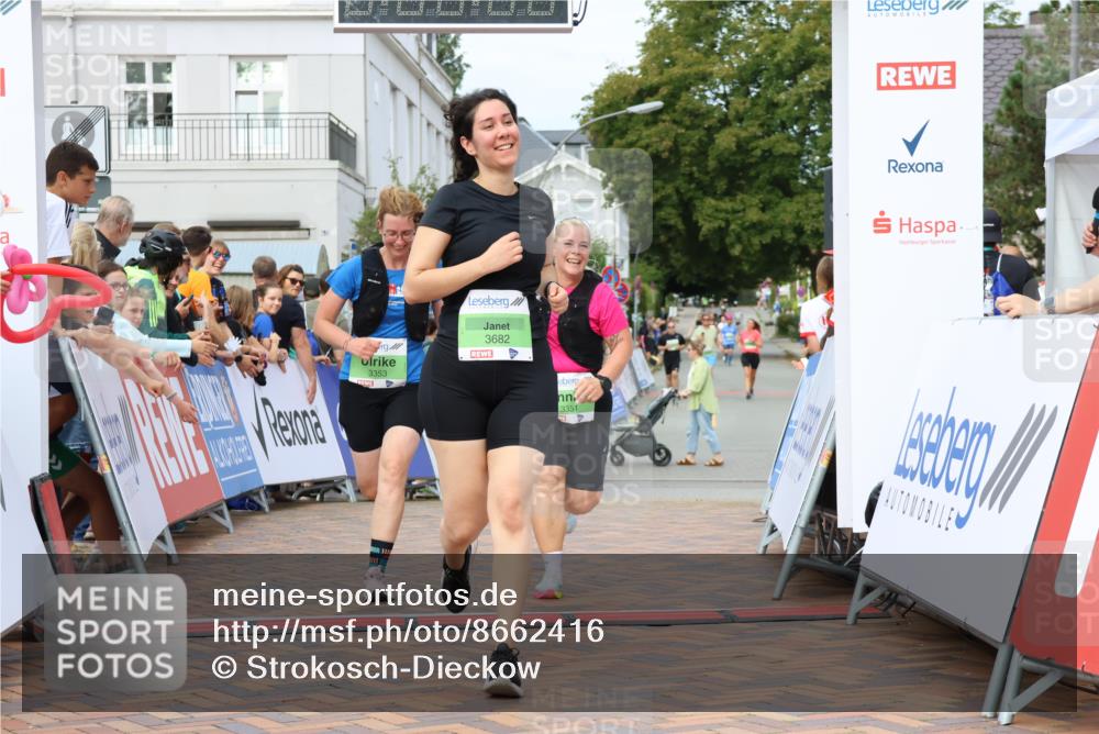 31.08.2025 - 21. Blankeneser Heldenlauf Strokosch-Dieckow http://msf.ph/oto/8662416 31.08.2025 11:22:26 Ziel 3682, 3351, 3353 meine-sportfotos.de