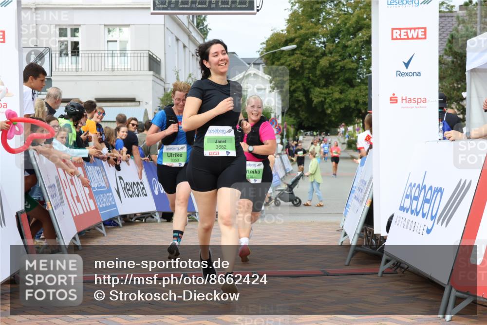 31.08.2025 - 21. Blankeneser Heldenlauf Strokosch-Dieckow http://msf.ph/oto/8662424 31.08.2025 11:22:26 Ziel 3682, 3351, 3353 meine-sportfotos.de