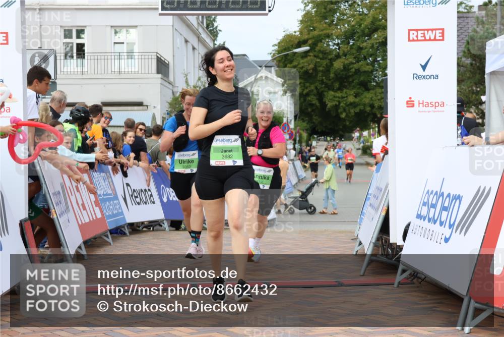 31.08.2025 - 21. Blankeneser Heldenlauf Strokosch-Dieckow http://msf.ph/oto/8662432 31.08.2025 11:22:25 Ziel 3682, 3351, 3353 meine-sportfotos.de