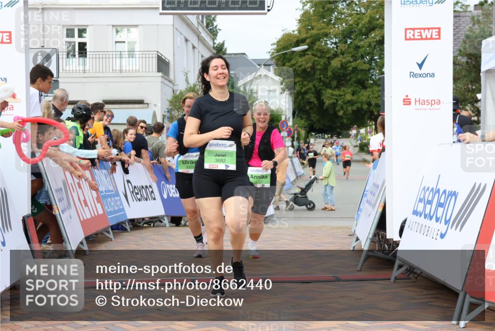 31.08.2025 - 21. Blankeneser Heldenlauf Strokosch-Dieckow http://msf.ph/oto/8662440 31.08.2025 11:22:25 Ziel 3682, 3351, 3353 meine-sportfotos.de