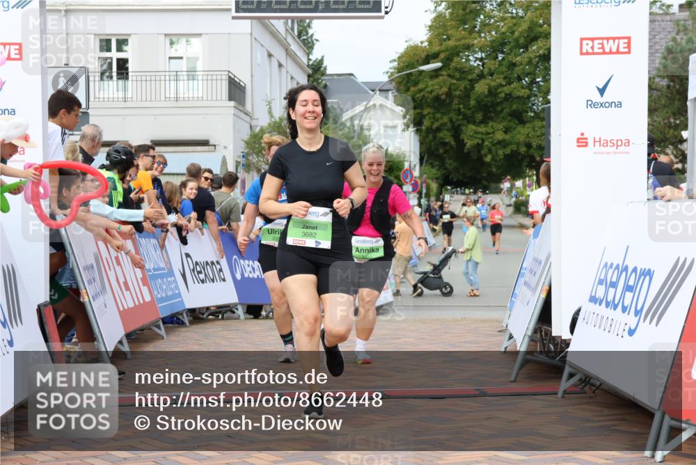 31.08.2025 - 21. Blankeneser Heldenlauf Strokosch-Dieckow http://msf.ph/oto/8662448 31.08.2025 11:22:25 Ziel 3682, 3351, 3353 meine-sportfotos.de