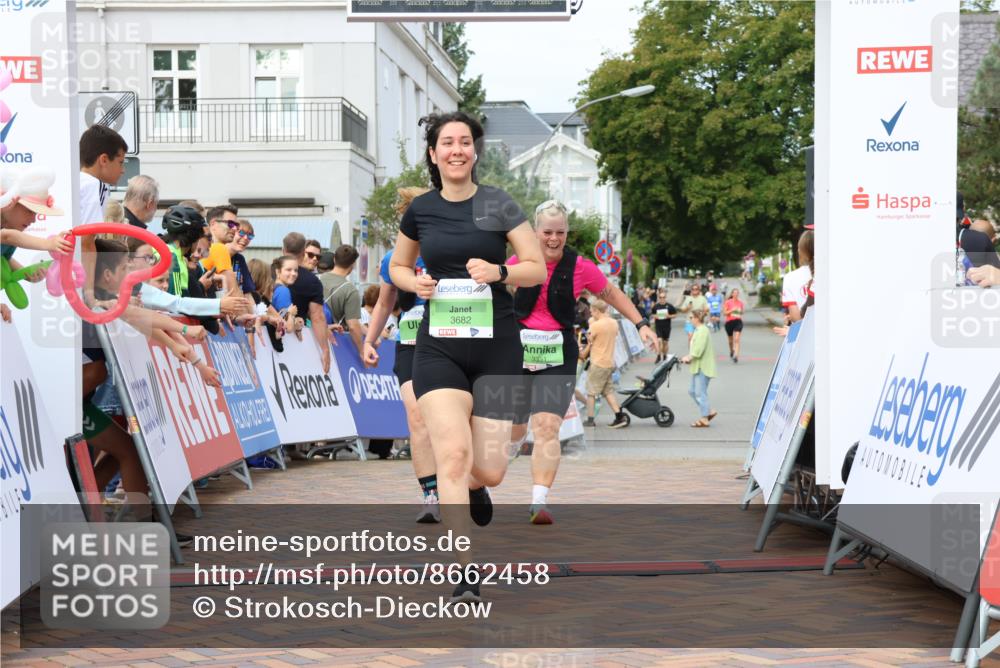 31.08.2025 - 21. Blankeneser Heldenlauf Strokosch-Dieckow http://msf.ph/oto/8662458 31.08.2025 11:22:25 Ziel 3682, 3351, 3353 meine-sportfotos.de