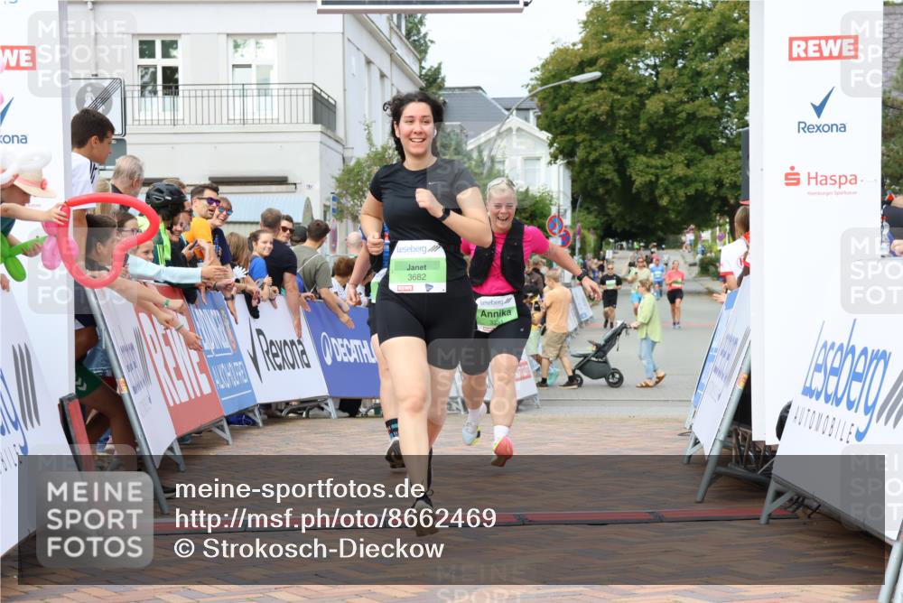 31.08.2025 - 21. Blankeneser Heldenlauf Strokosch-Dieckow http://msf.ph/oto/8662469 31.08.2025 11:22:25 Ziel 3682, 3351, 3353 meine-sportfotos.de