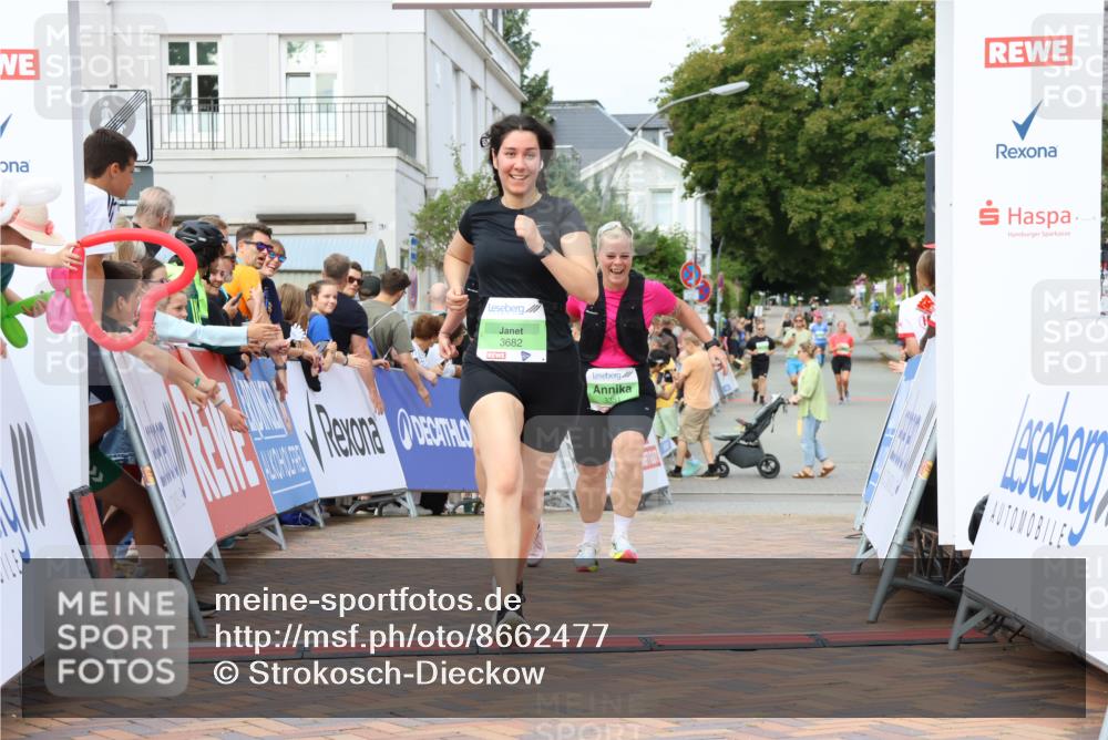 31.08.2025 - 21. Blankeneser Heldenlauf Strokosch-Dieckow http://msf.ph/oto/8662477 31.08.2025 11:22:25 Ziel 3682, 3351, 3353 meine-sportfotos.de