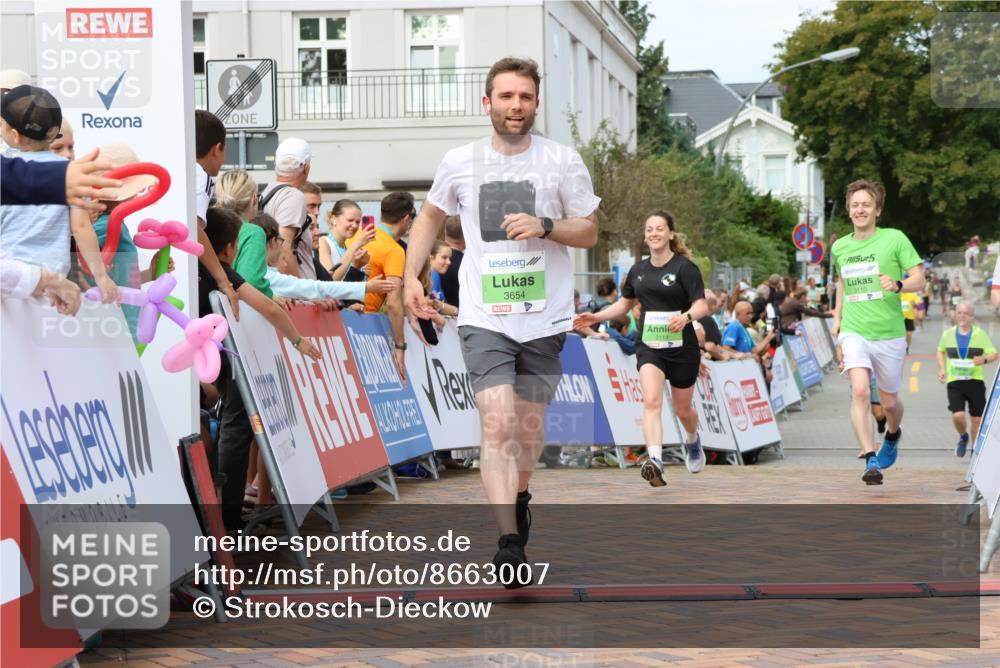 31.08.2025 - 21. Blankeneser Heldenlauf Strokosch-Dieckow http://msf.ph/oto/8663007 31.08.2025 11:21:39 Ziel 3145, 3110, 3111, 3654 meine-sportfotos.de